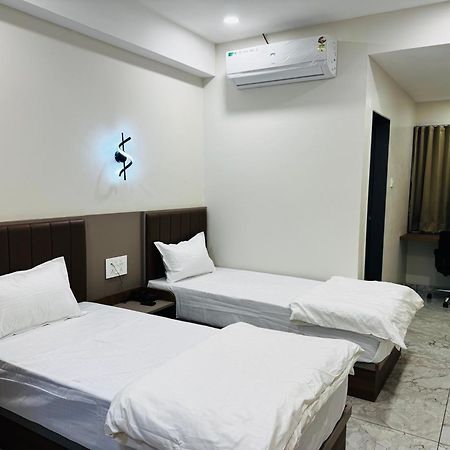 Hotel Fun N Food Bhuj Exteriör bild
