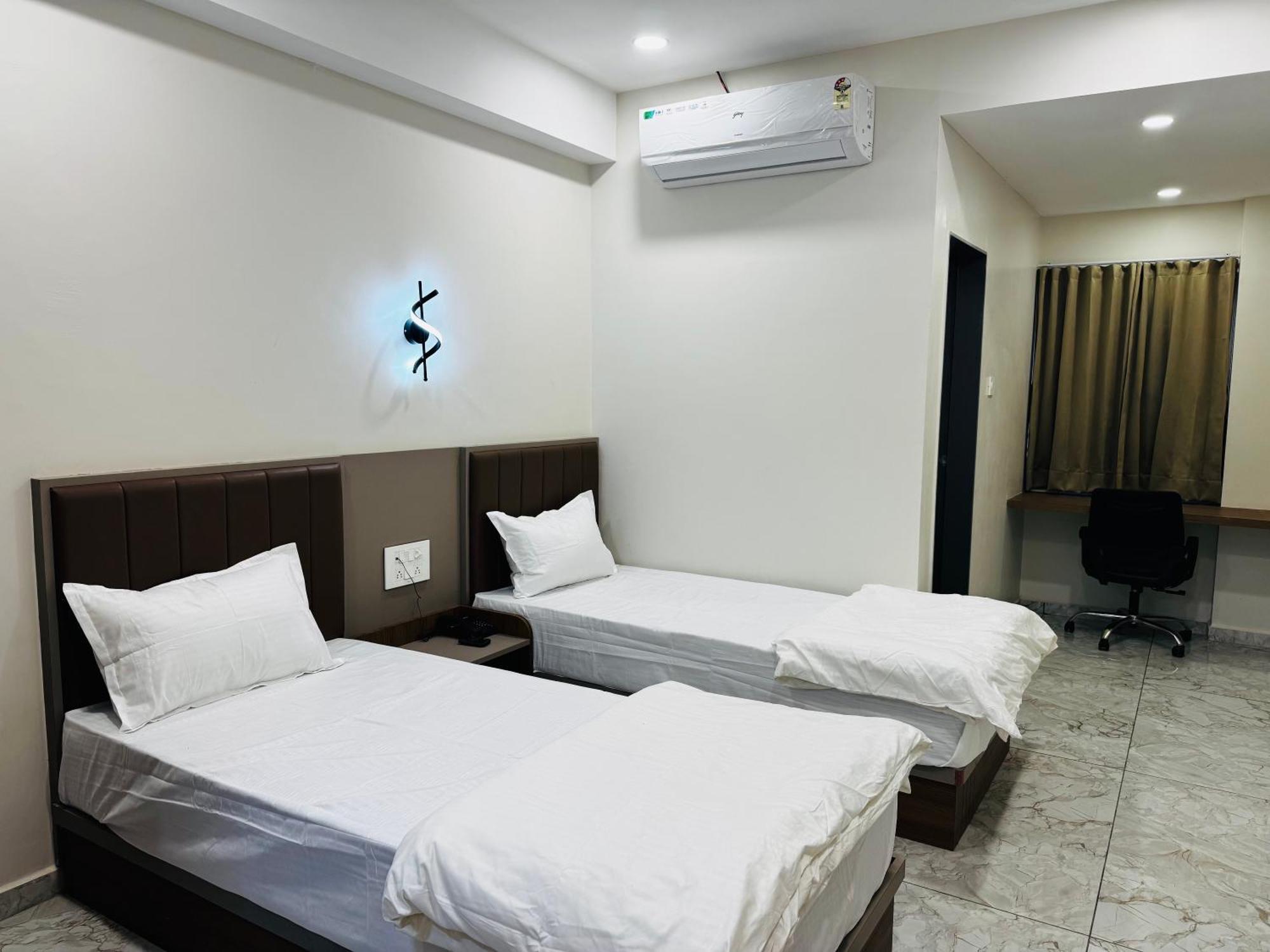 Hotel Fun N Food Bhuj Exteriör bild