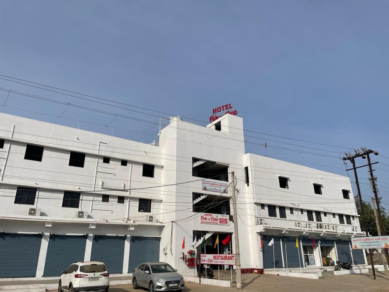 Hotel Fun N Food Bhuj Exteriör bild
