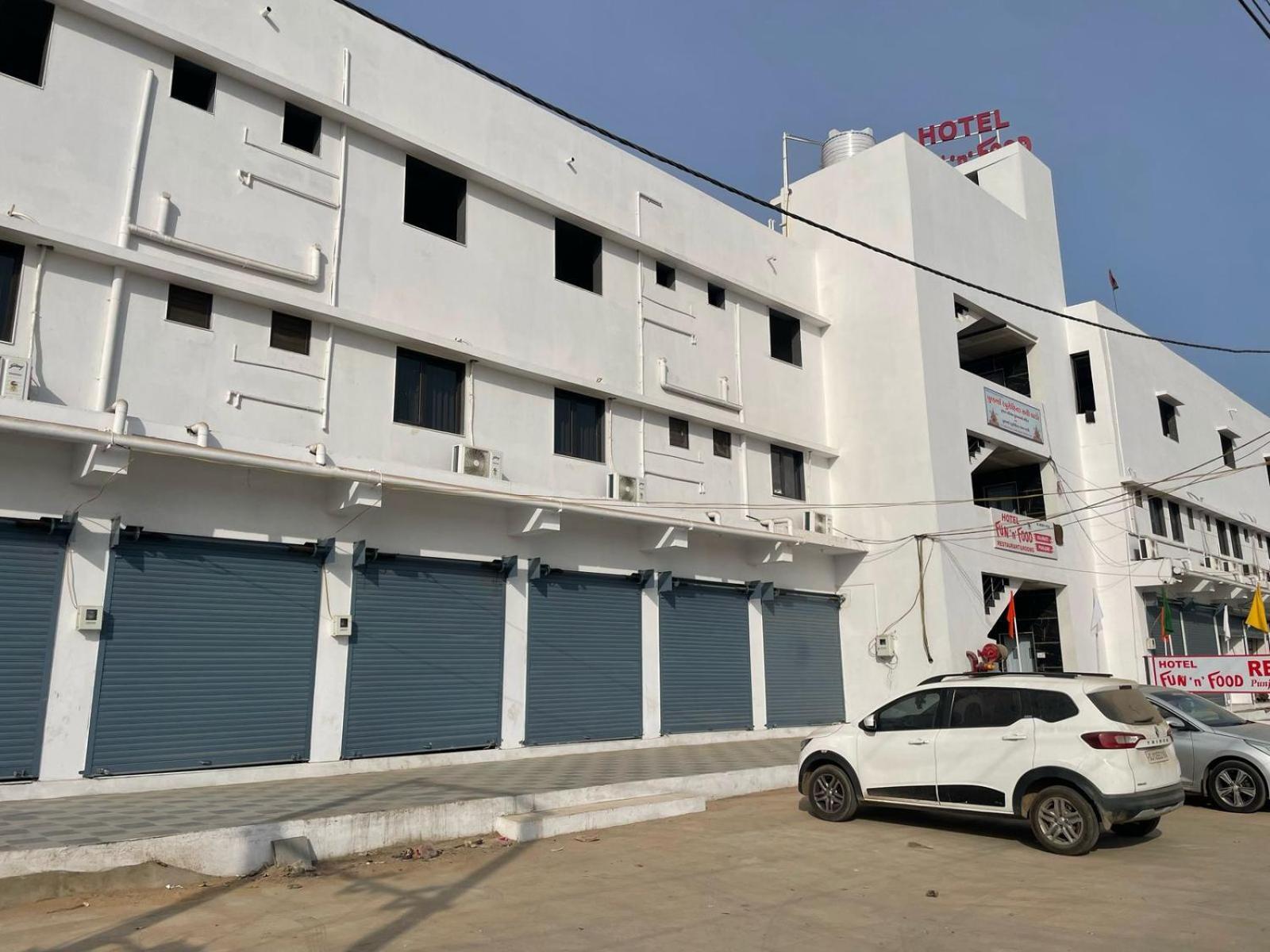 Hotel Fun N Food Bhuj Exteriör bild